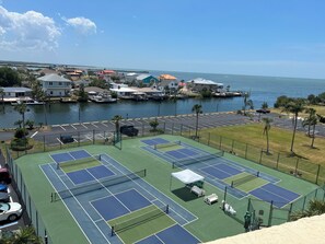 Sports court - Gulf coast condo with AC in  Hudson.
1 bedroom, 1 bathroom, updated kitchen. (Hudson)