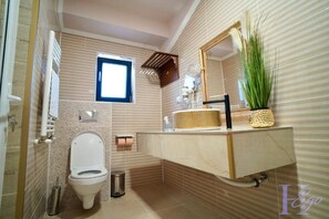 Deluxe Double Room, Balcony, City View | Bathroom - HEGO  (HUNEDOARA)