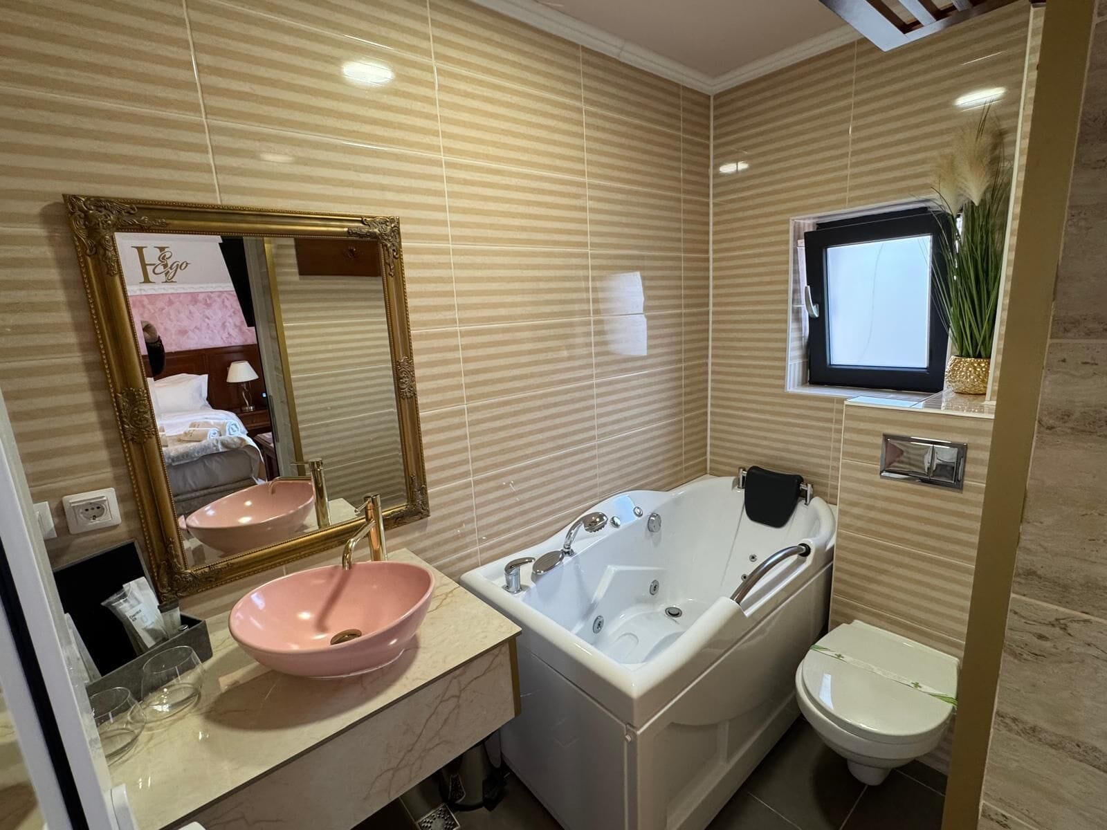 Chambre Double Deluxe, balcon, vue ville | Salle de bain | Articles de toilette gratuits, sèche-cheveux, peignoirs, chaussons