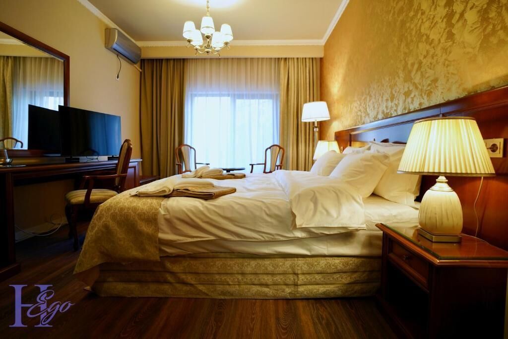 Deluxe Double Room, 1 Bedroom, Air conditioning | In-room safe, soundproofing, iron/ironing board, free WiFi