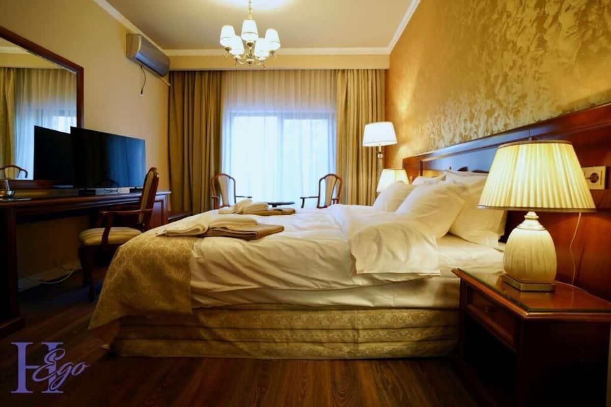 Chambre Deluxe double, 1 chambre, climatisation | Coffre-fort, systĂšme dâinsonorisation, fer et planche Ă repasser
