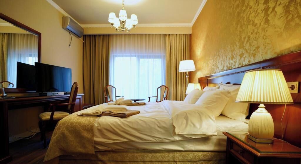 Deluxe Double Room, 1 Bedroom, Air conditioning | In-room safe, soundproofing, iron/ironing board, free WiFi