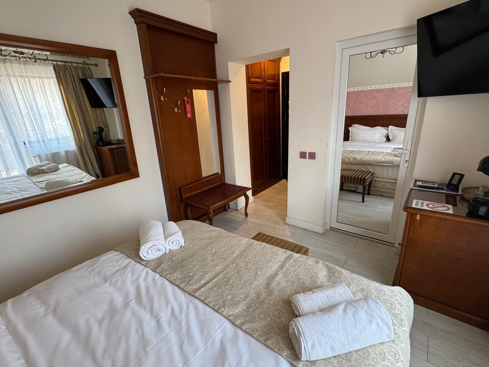 In-room safe, soundproofing, iron/ironing board, free WiFi