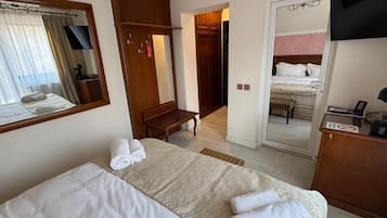 In-room safe, soundproofing, iron/ironing board, free WiFi
