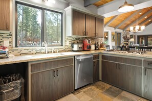 Basic House, Patio, Mountain View | Private kitchen - Evergreen (Big Bear Lake)