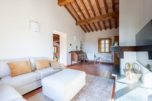 TV - GuestHost - Enchanting villa located within an agricultural estate on the Tuscan hills, surrounded by nature and with a breathtaking view of the surrounding countryside. The property, equipped with private outdoor parking, outdoor swimming pool, gym area (Palaia)