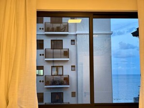 A modern building with multiple balconies and a view of the sea. - Ocean View, New Apartment with Garage and BBQ (Itapema)