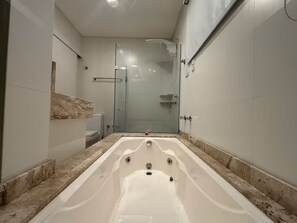 Bathroom - 4 Suites • Private Playground • Grill (Itapema)