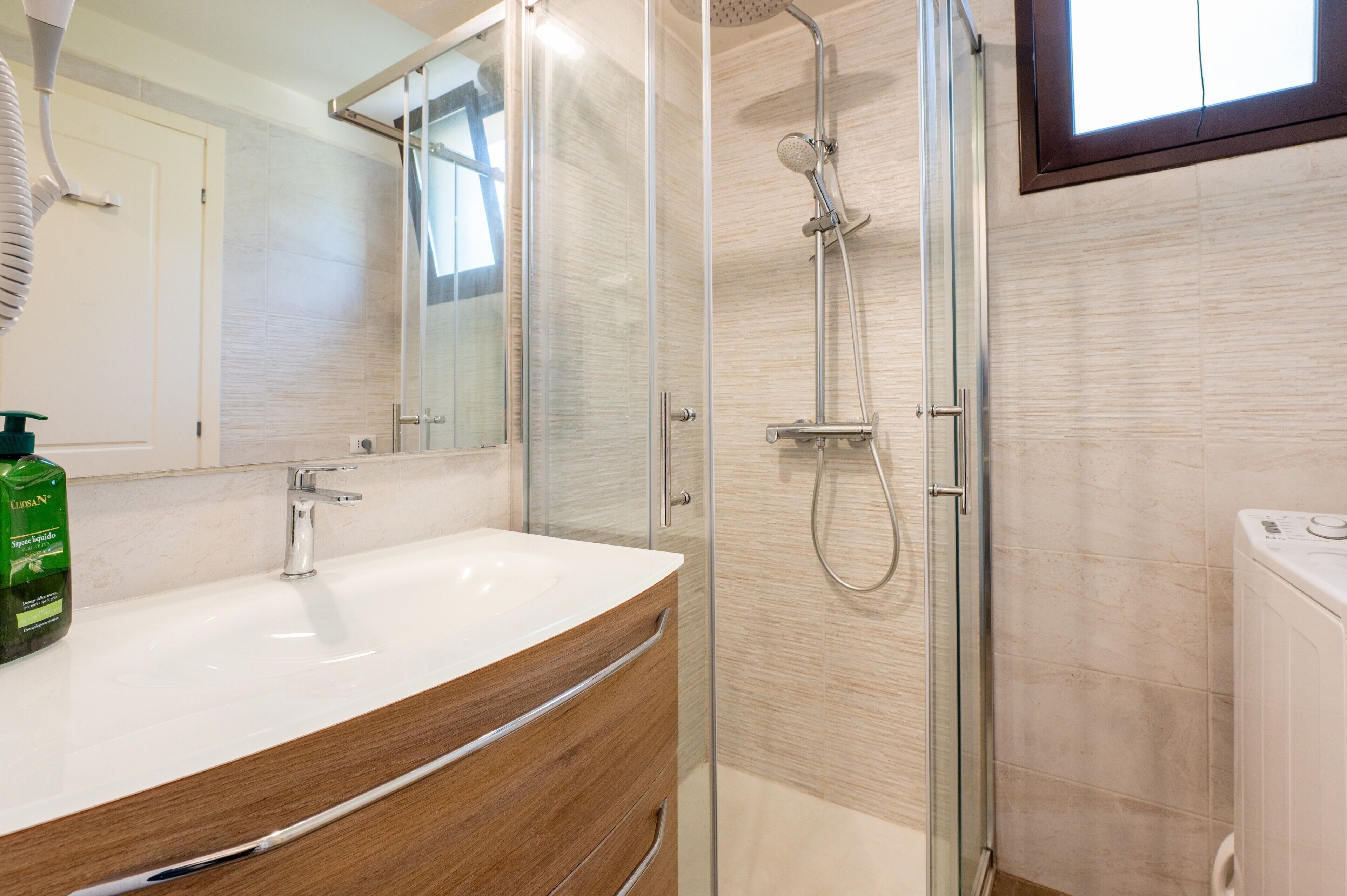 Een douche, een haardroger, handdoeken