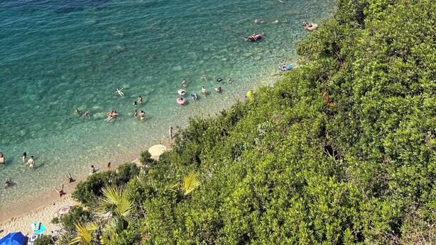A coastal beach with clear water, rocky cliffs, and lush greenery. - Peaceful Countryside Villa - 8 Mins to Guidaloca Beach & Scopello (Sicilia)