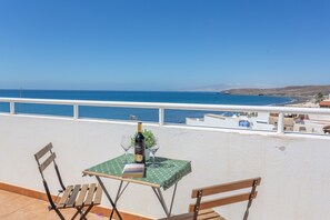Outdoor dining - Beachfront Apartment in Tarajalejo with Sea Views (Tarajalejo)