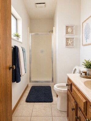 Shower, towels - The Calm Cove - Near shopping and entertainment (Osage Beach)