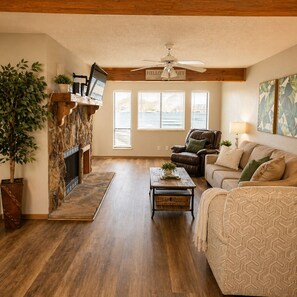 Smart TV, fireplace - The Calm Cove - Near shopping and entertainment (Osage Beach)