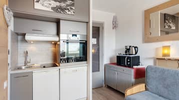 Réfrigérateur, micro-ondes, plaque de cuisson, lave-vaisselle