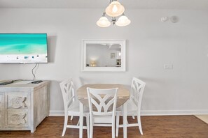 Dining - Gulf View, King Bed, Pools, Tiki Bar Small dogs ok (Panama City Beach)