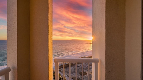 Property grounds - Gulf View, King Bed, Pools, Tiki Bar Small dogs ok (Panama City Beach)