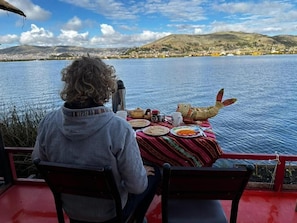 Outdoor dining - Uros TITIKAKA the Best lodge  (Puno)