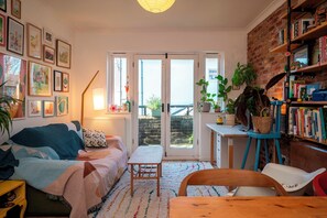 TV, books - Artist's apartment in St Johns - Pass the Keys (London)