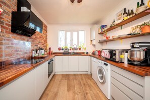 Fridge, microwave, oven, dishwasher - Artist's apartment in St Johns - Pass the Keys (London)