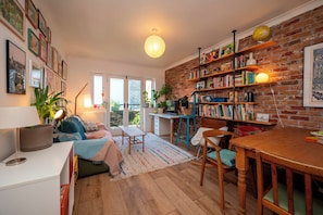 TV, books - Artist's apartment in St Johns - Pass the Keys (London)