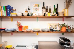 Fridge, microwave, oven, dishwasher - Artist's apartment in St Johns - Pass the Keys (London)