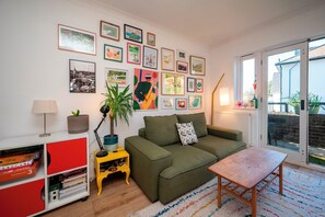 TV, books - Artist's apartment in St Johns - Pass the Keys (London)