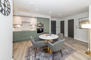 Dining - Brand New Flat with AC 5-Min Walk to Town Centre - Pass the Keys (Reading)