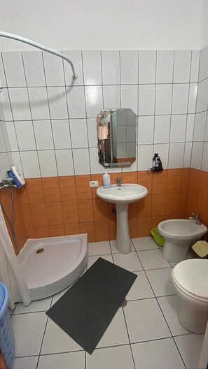 Douche, sèche-cheveux, bidet, serviettes fournies