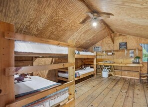 9 bedrooms, WiFi, bed sheets - Step Into Your Own Western Town Cabins, Saloon, ATV Trails & Private Group Stays (Winfield)