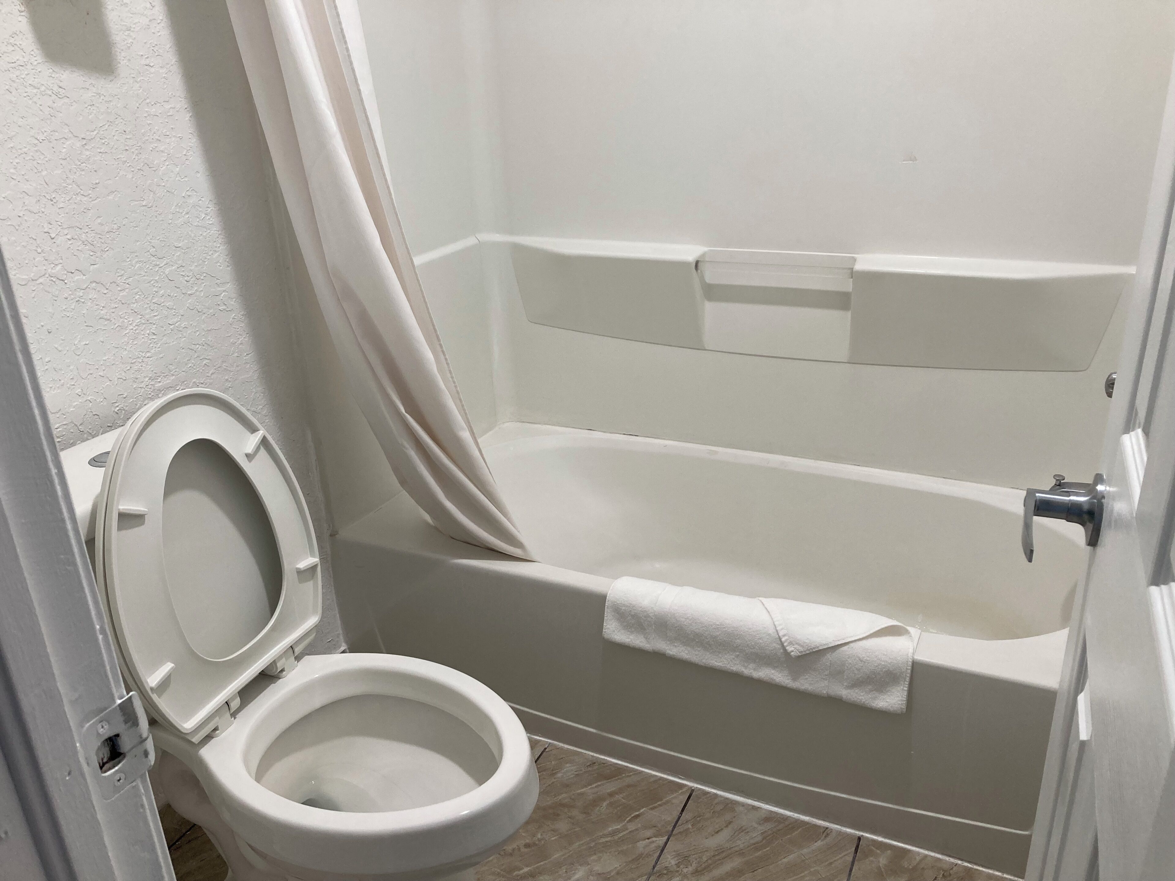 Bañera con ducha, secador de pelo, toallas, jabón