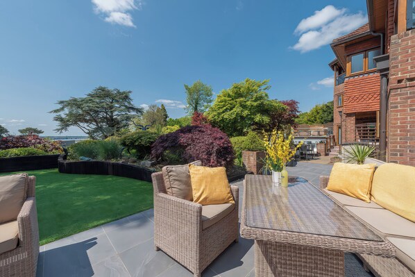 Outdoor dining - Hamble House (Southampton)