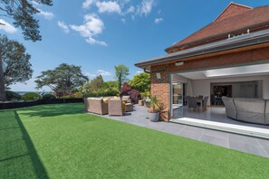 Outdoor dining - Hamble House (Southampton)