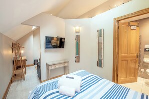 8 bedrooms, individually decorated, individually furnished, free WiFi - Hamble House (Southampton)