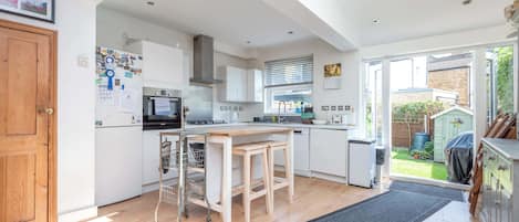 Fridge, oven, stovetop, dishwasher