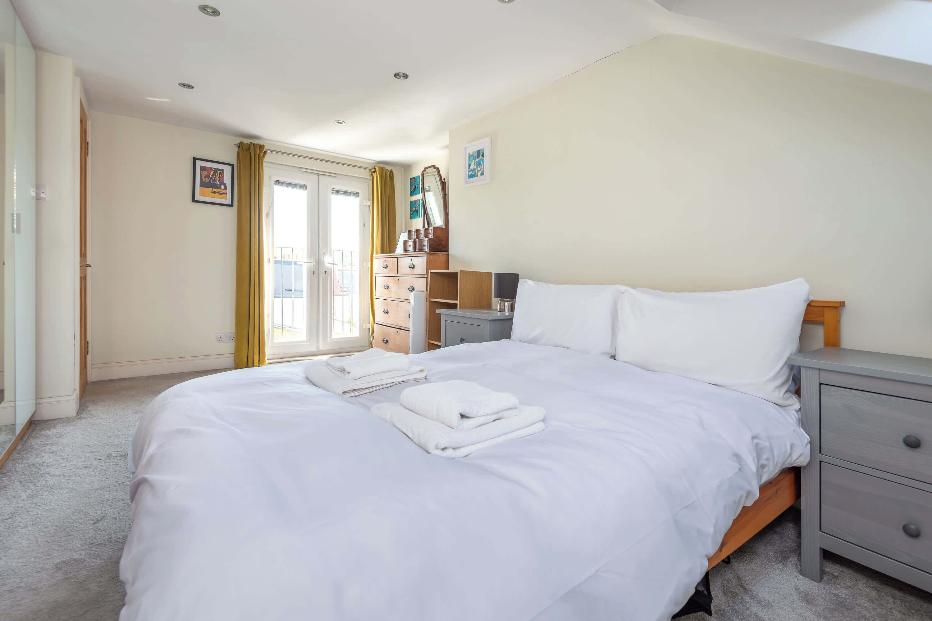 2 bedrooms, iron/ironing board, Internet, bed sheets
