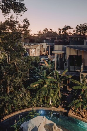 A pool surrounded by lush greenery and modern architecture. - Magical Villa at Siwa Eleve Tulum - Private Rooftop and Pool - Spa - Luxe Jungle (tulum)