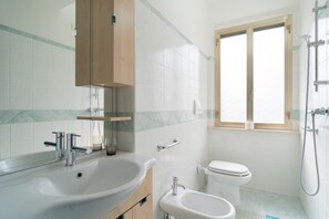 Bruser, hårtørrer, bidet, håndklæder