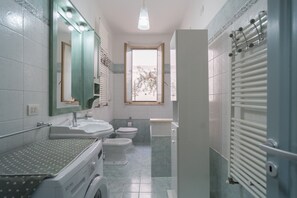 Shower, hair dryer, bidet, towels - A Casa di Gigi (Tortoreto Lido)