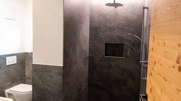 Douche, sèche-cheveux, serviettes fournies