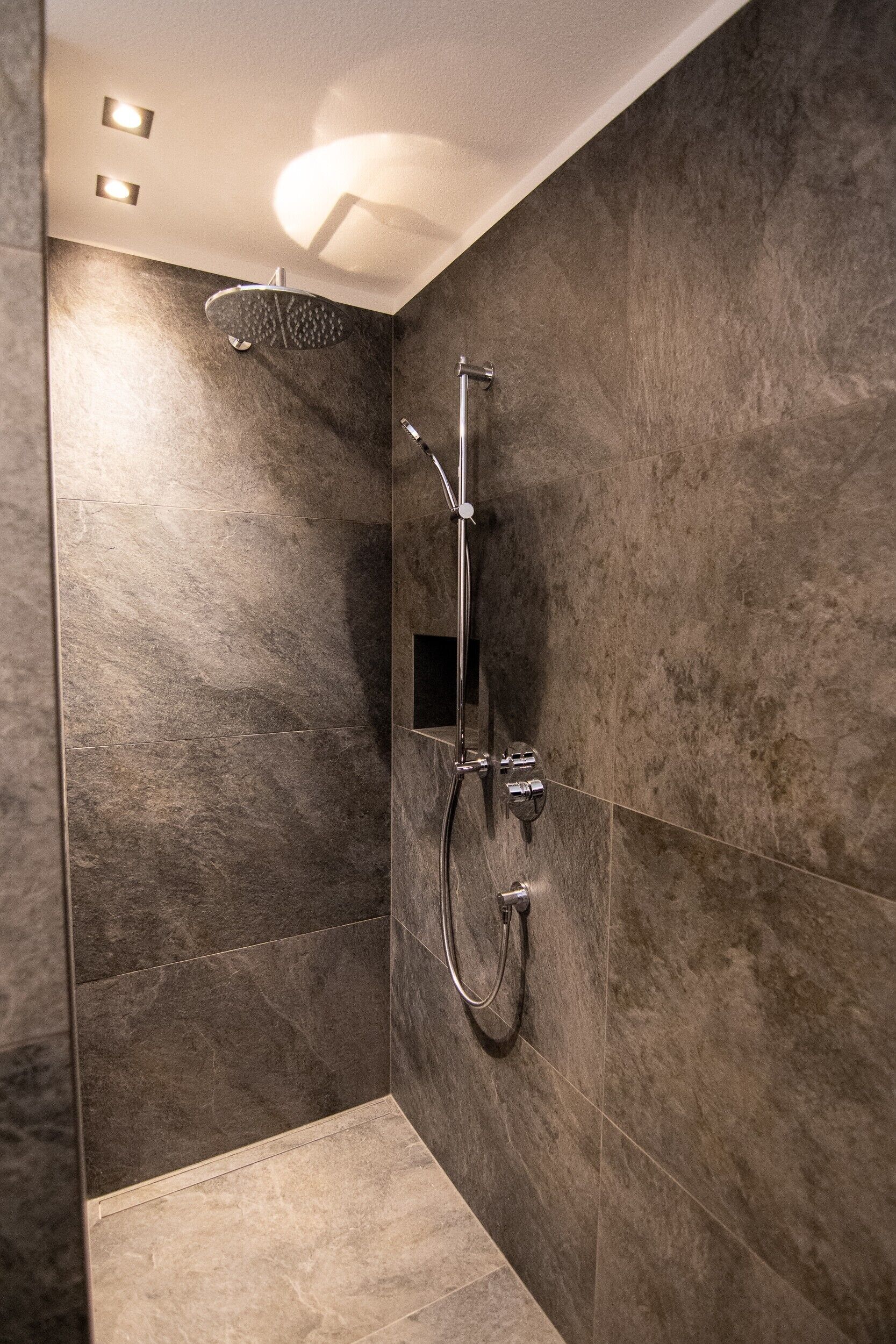 Douche, sèche-cheveux, serviettes fournies