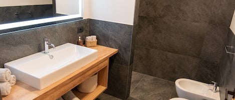 Douche, sèche-cheveux, serviettes fournies