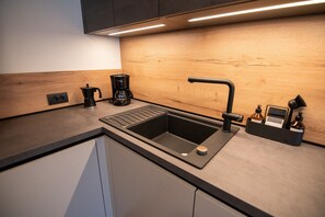 Fridge, oven, stovetop, dishwasher