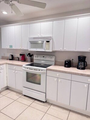 Fridge, microwave, oven, stovetop - SWFL: Cape Coral Fantasy - Entire Home! (Cape Coral)