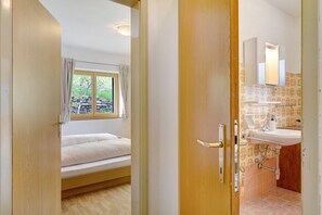 Shower, hair dryer, towels - Apartment "Unterzerunhof" with Mountain View, Shared Terrace, and Wi-Fi (Laion)