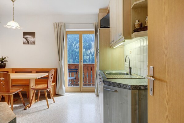 Dining - Apartment "Unterzerunhof" with Mountain View, Shared Terrace, and Wi-Fi (Laion)