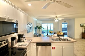 Fridge, microwave, oven, stovetop - SWFL: Cape Coral Mirage - Entire Home! (Cape Coral)