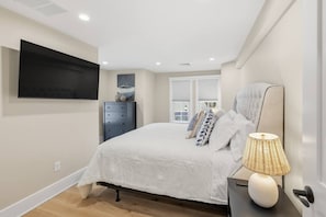 2 bedrooms, iron/ironing board, travel cot, WiFi - LUX on Main | Downtown | Parking | Sleeps 6, #203 (Falmouth)