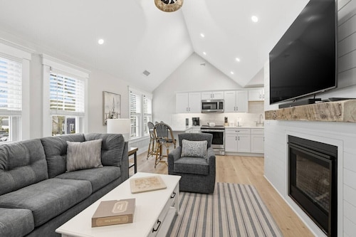 LUX on Main | Downtown | Parking | Sleeps 6, #203