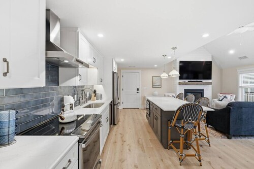LUX on Main | Downtown | Parking | Sleeps 8, #204
