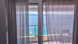 A balcony with a view of the sea and mountains. - Marli Beach Apartments Jesenice Marli 1 (Dugi Rat)